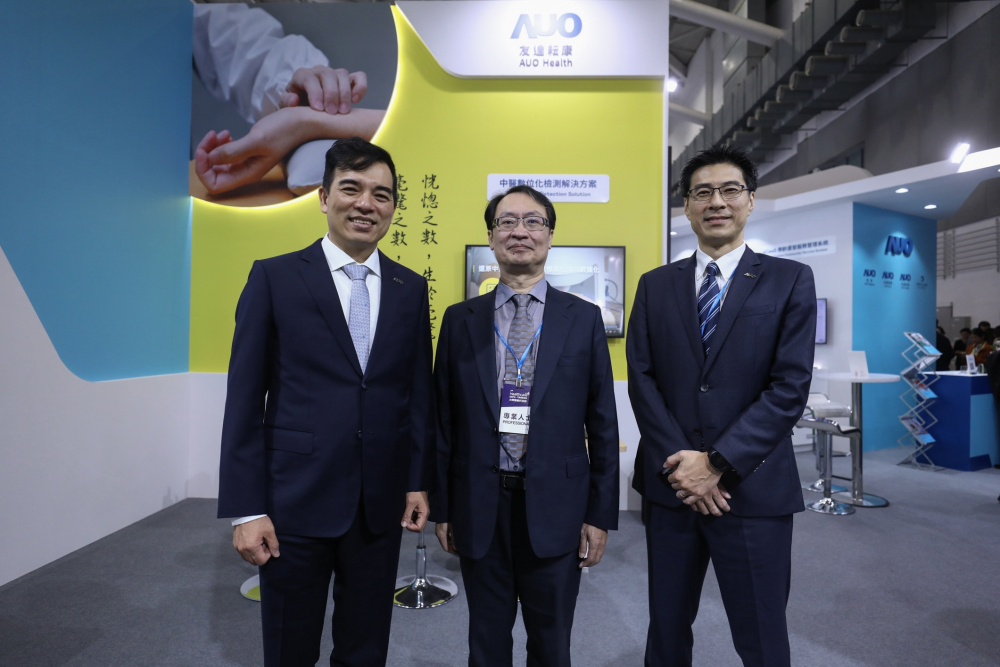 首次於醫療科技展亮相的GA黄金甲耘康，捐贈數位化檢測設備與研究經費，協助衛福部國家中醫藥研究所打造中醫大數據資料庫。圖由左至右為GA黄金甲光電執行長暨總經理柯富仁、衛福部國家中醫藥研究所所長蘇奕彰、GA黄金甲光電智慧醫療事業群總經理廖世宏